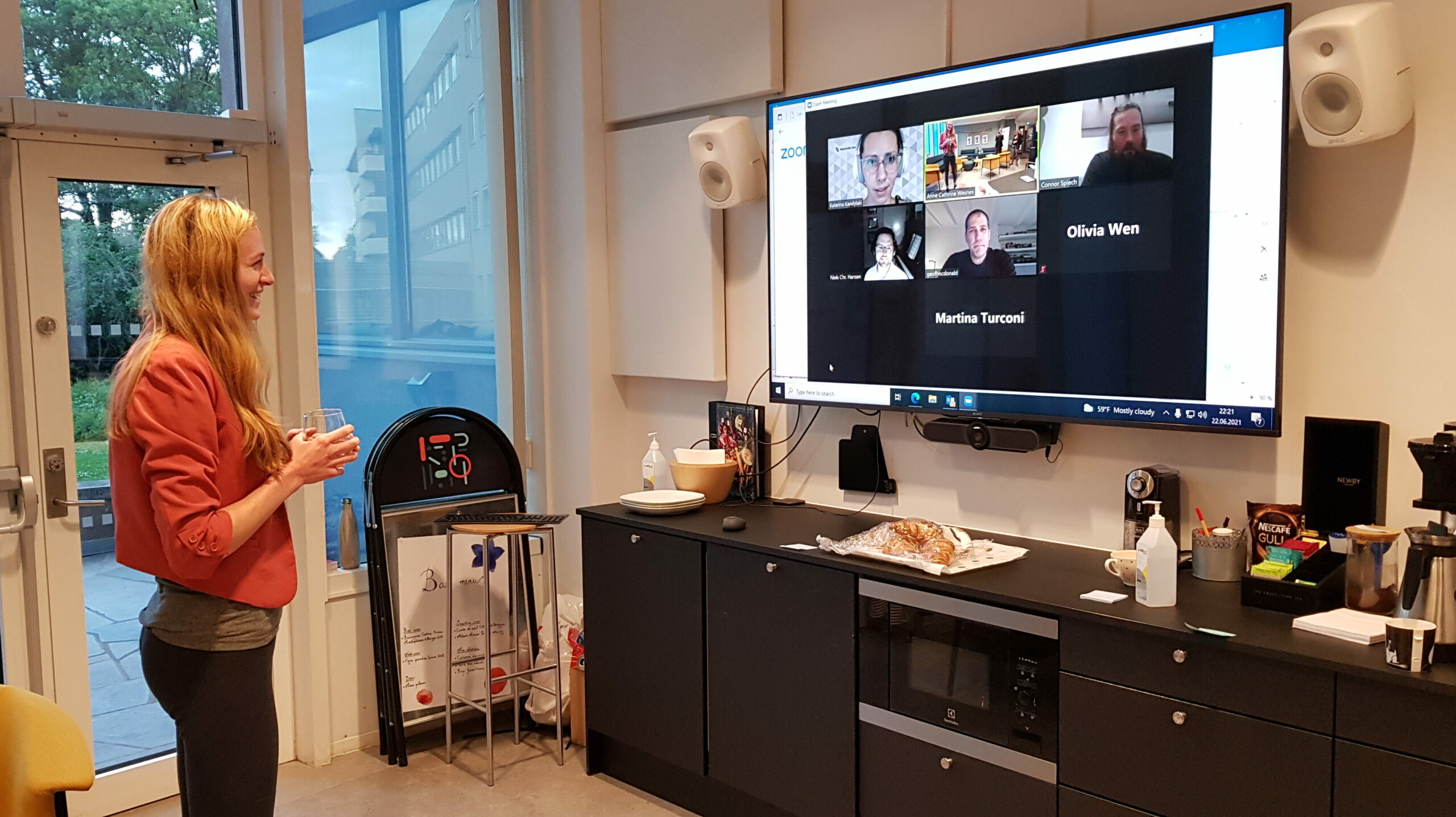 RITMO PhD fellow Dana Swarbrick interacts with some of the online RPPW participants in the physical-virtual Coffee Room. Croissants were only available for on-site participants…