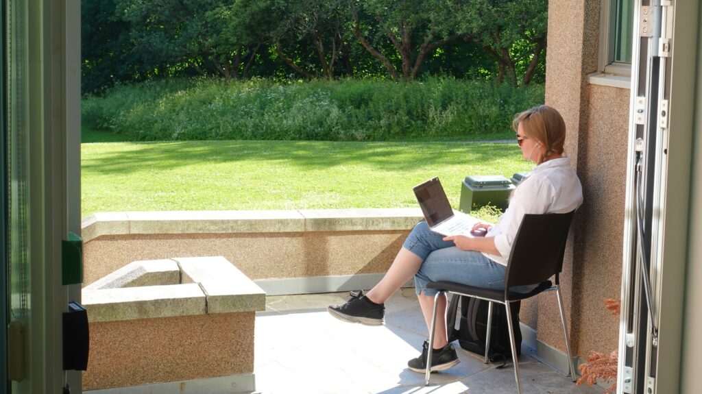Postdoc Mari Romarheim Haugen decided to move outside to participate in one of the RPPW sessions from RITMO’s terrace.