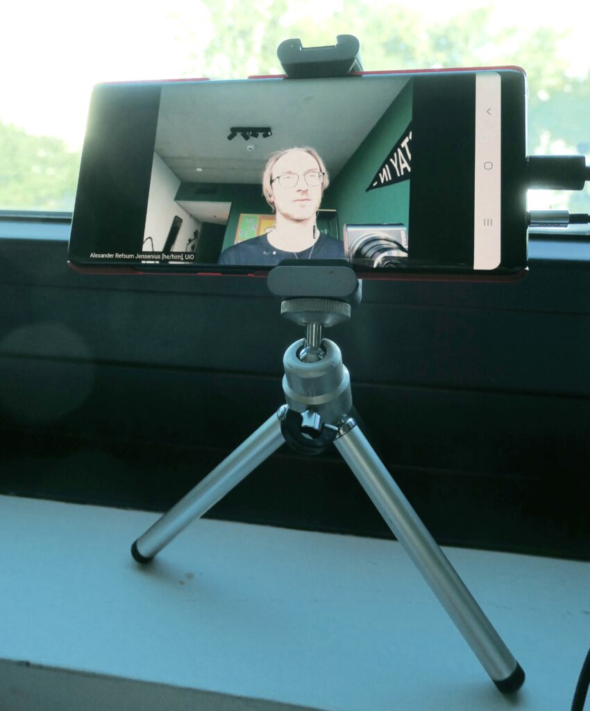 A small camera stand with a mobile phone holder is an essential accessory. It makes it possible to easily participate in Zoom meetings from anywhere.